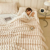 Luxurious faux rabbit fur blanket (150*200cm / white color) - feels like stroking a cat, with a pure color and simple style - soft, warm, comfortable, suitable for sofas, beds, offices and travels - multi-functional