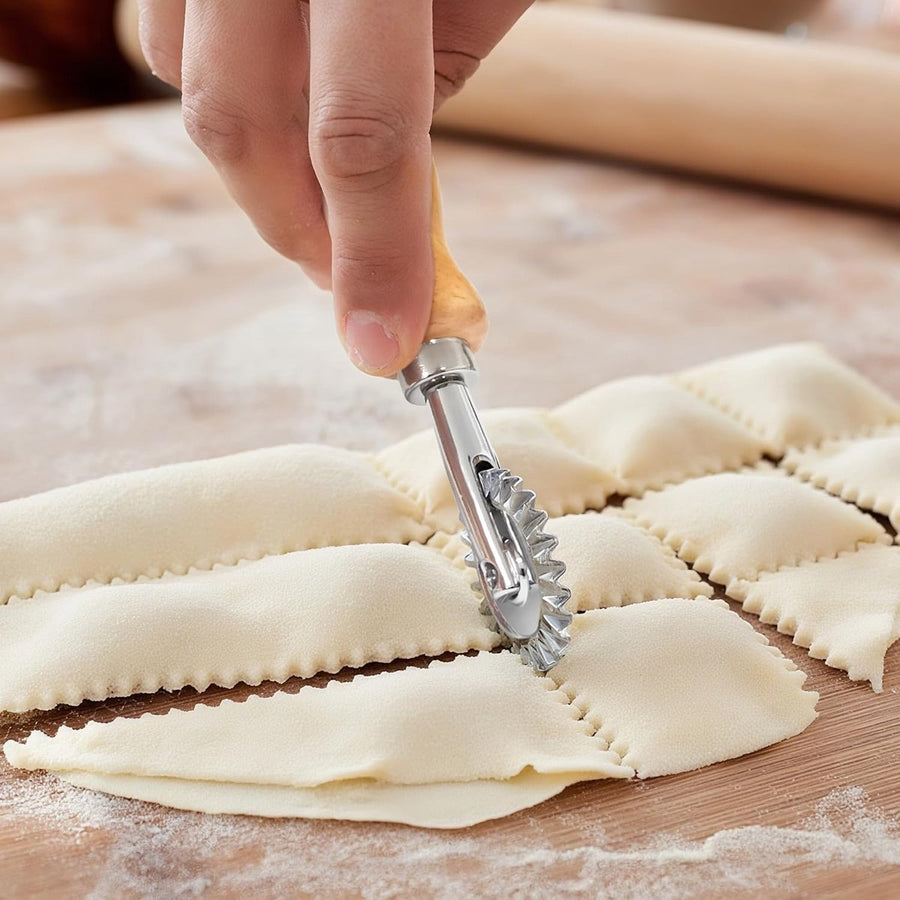 Noodle cutter - Wavy dough cutter - Sturdy and durable pasta cutting wheel - Wonton/dumpling edge shaper - Suitable for home kitchens - Diameter 3.8 cm