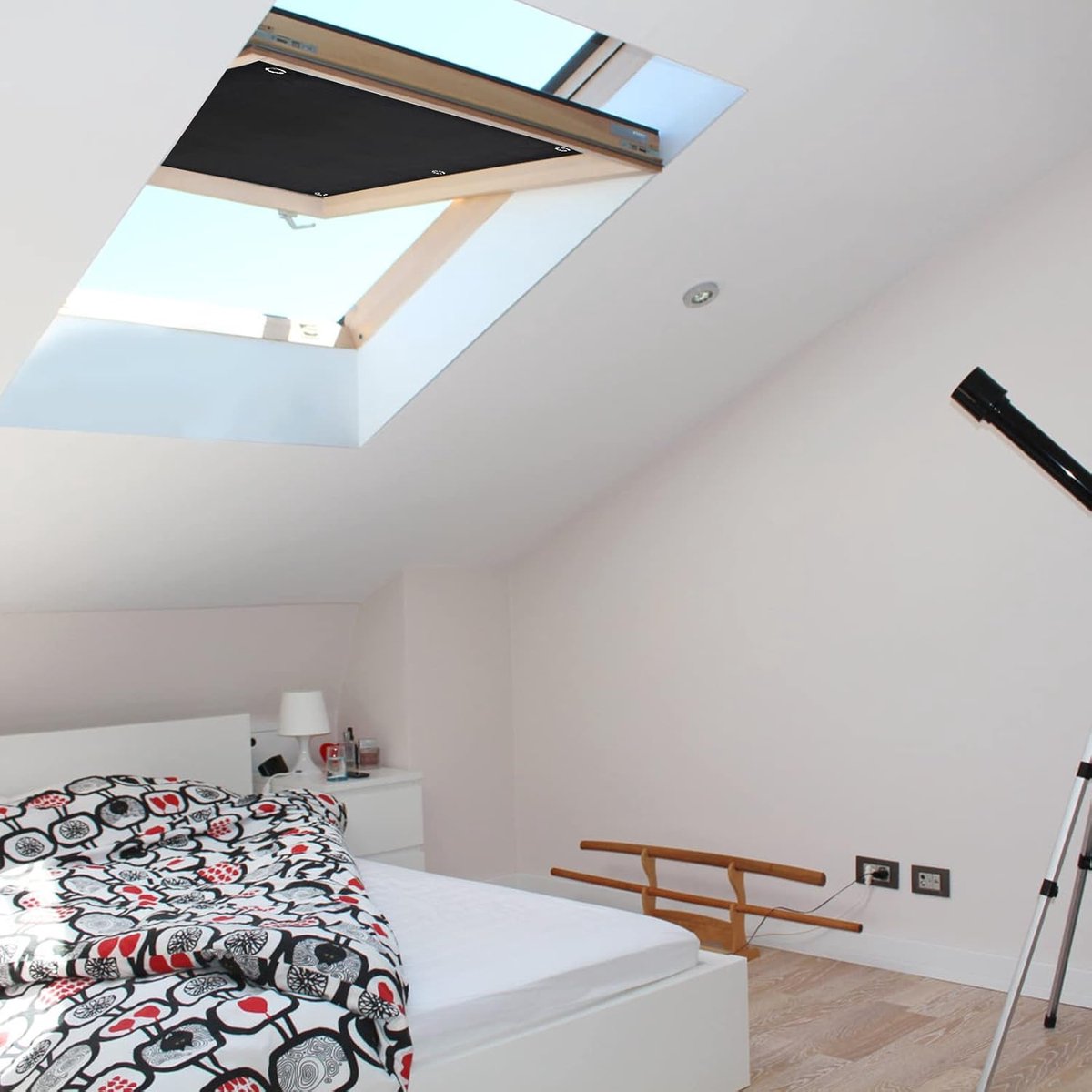 Blackout roller blind - No drilling required - 96 x 100 cm - Portable blackout curtain for windows - with 7 suction cups - Thermal insulation, Sun protection, Roller blind for skylight, Bedroom, Garden, Car - Black