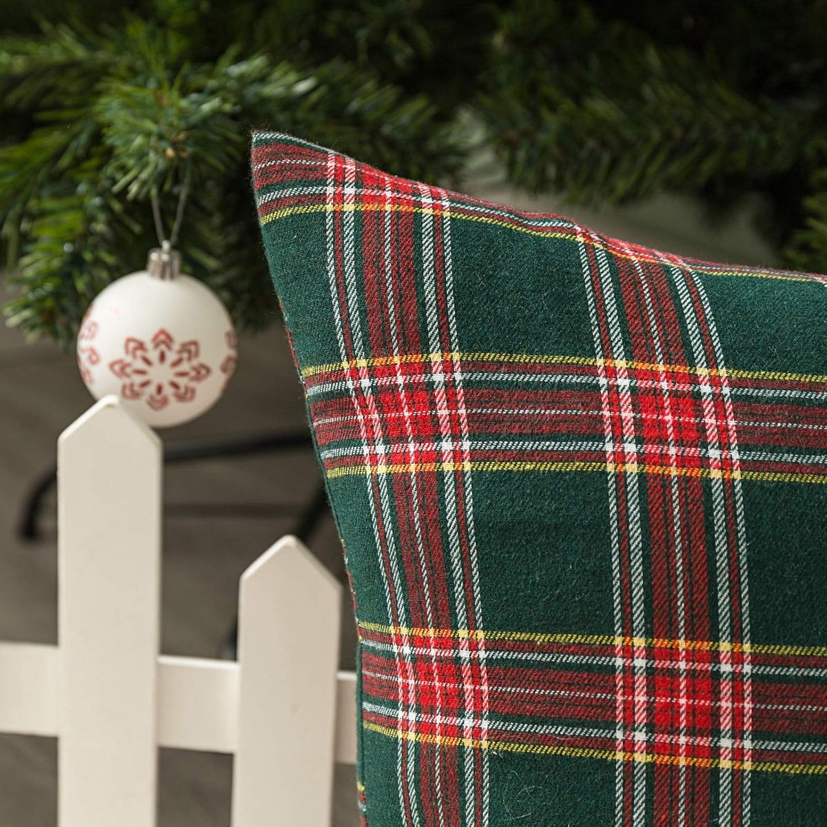 Pillowcase - Set of 2 - 40 x 40 cm cushion cover - indoor Christmas decoration - Christmas ornament - Christmas Pillowcase - Christmas Tartan Cushion Cover - Christmas Classic Tartan Cushion Cover - No core - Green & Red