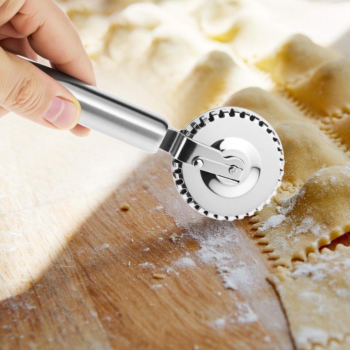 Luxury Rotary Cutter for Embossing - Baking Tools - Dough and Pastry Tools Made of Stainless Steel - Equipped with an Ergonomic Handle - Dishwasher Safe - Suitable for Cutting, Sealing and Pressing