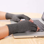 Rheumatism Gloves - Compression Gloves - Unisex - Osteoarthritis - Rheumatism - Arthritis - RSI - Carpal Tunnel Syndrome - S - Heather Grey Half Finger Gel