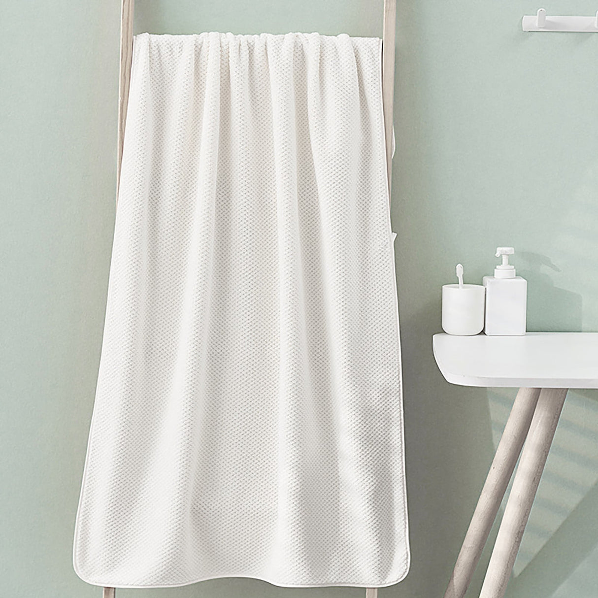 Lightweight Quick‑Dry Adult Bath Towel, Highly Absorbent Sports Towel for Shower Fitness Yoga Travel, 35.0 x 75.0 cm, White