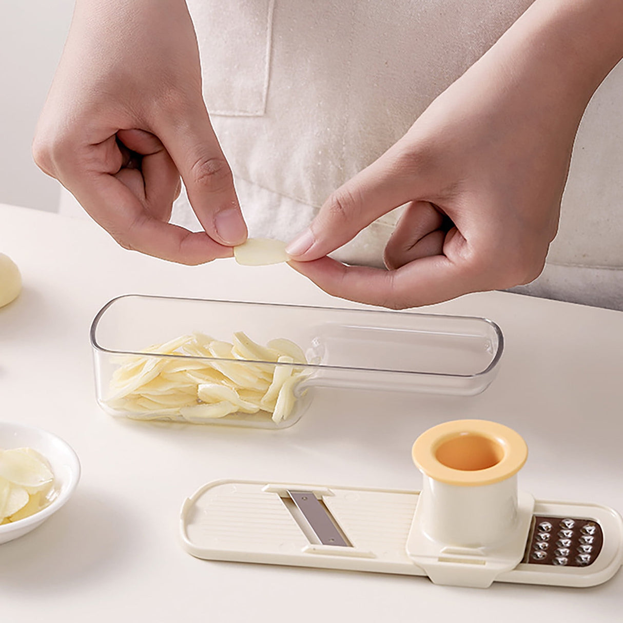 Mini Garlic Slicer Multi-Functional Mandoline Slicer Veggie Garlic Ginger Grinder Vegetable Mandoline Cutter with Container,Household Stainless Steel Wireslicer Ginger, Garlic Hand Cutting Tool Green
