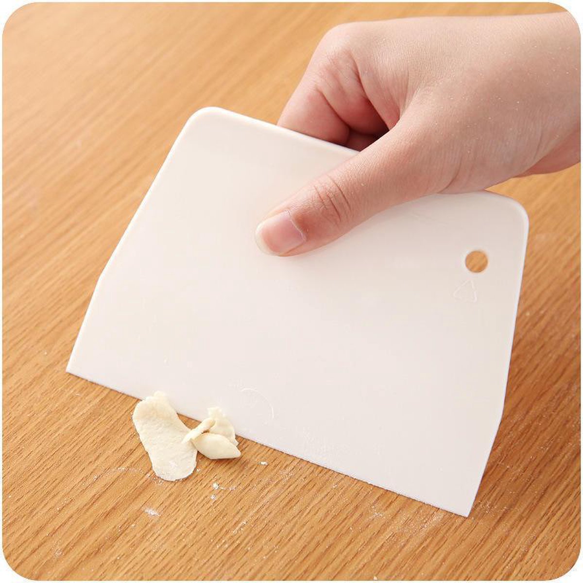 Dough scraper - Dough cutter - For pies and cakes - White - Plastic