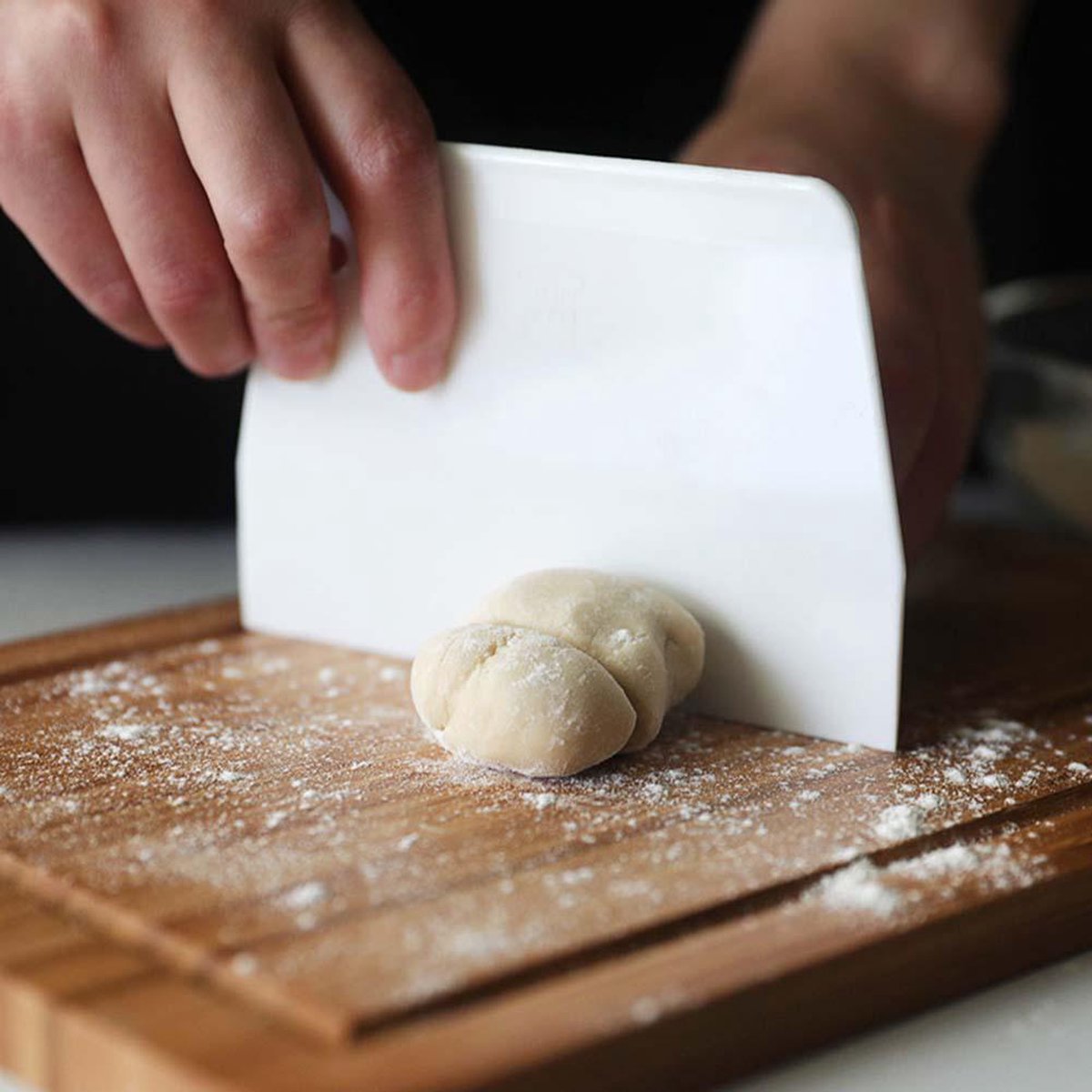 Dough scraper - Dough cutter - For pies and cakes - White - Plastic