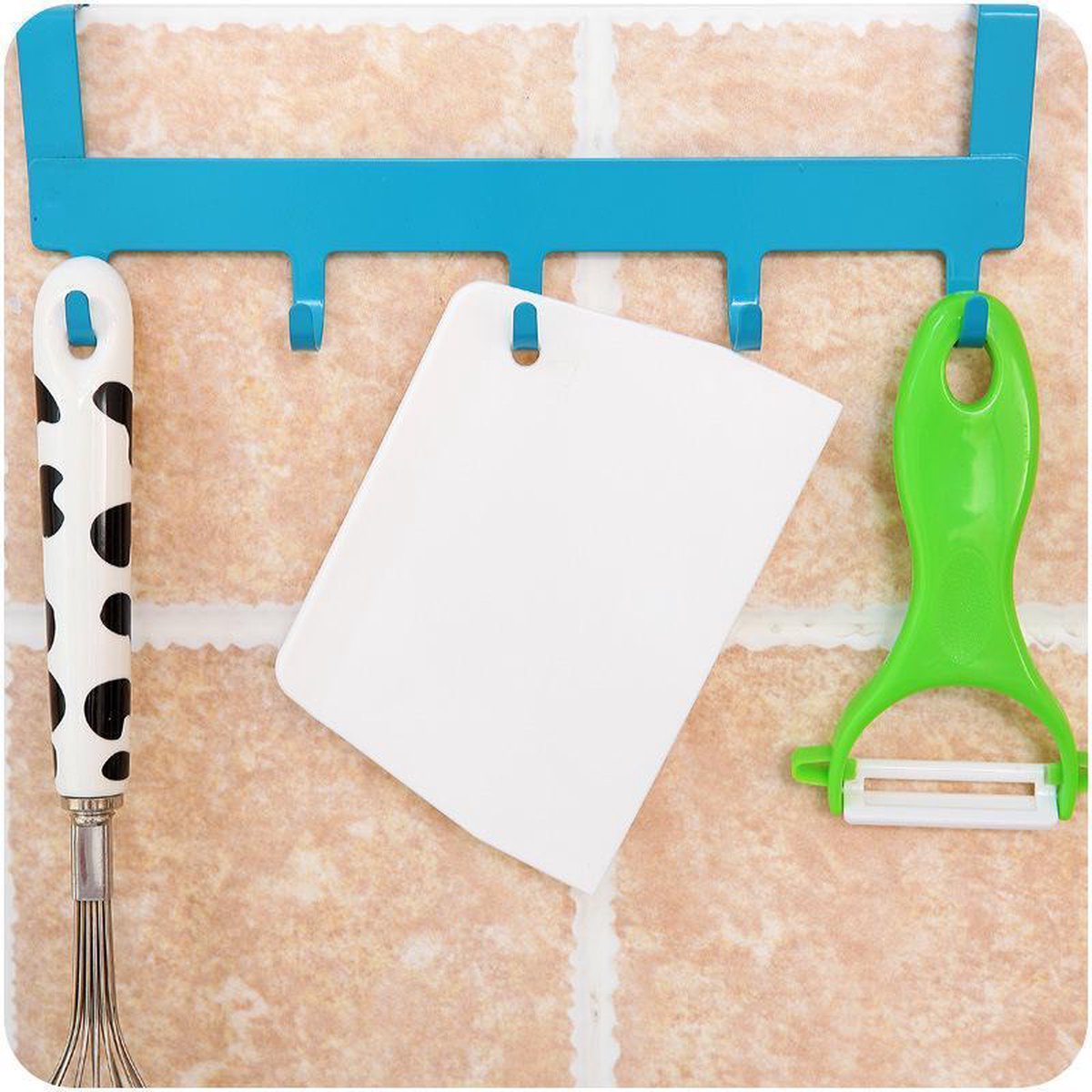 Dough scraper - Dough cutter - For pies and cakes - White - Plastic