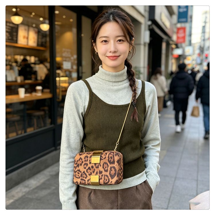 Fashion Metal Magnetic Chain Small Square Bag: Crossbody & Shoulder Bag, Polyester Lining.(leopard print)