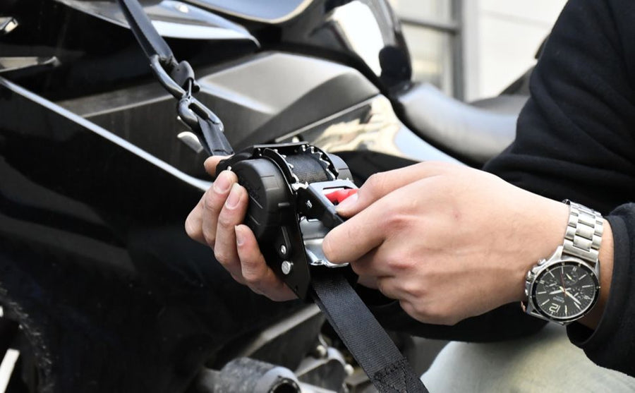 1"x3m Slow-Retract Auto Ratchet + Figure-8 Strap, Smooth Recoil, Pinch-Proof, Even Tension, Universal Cargo Tie-Down.