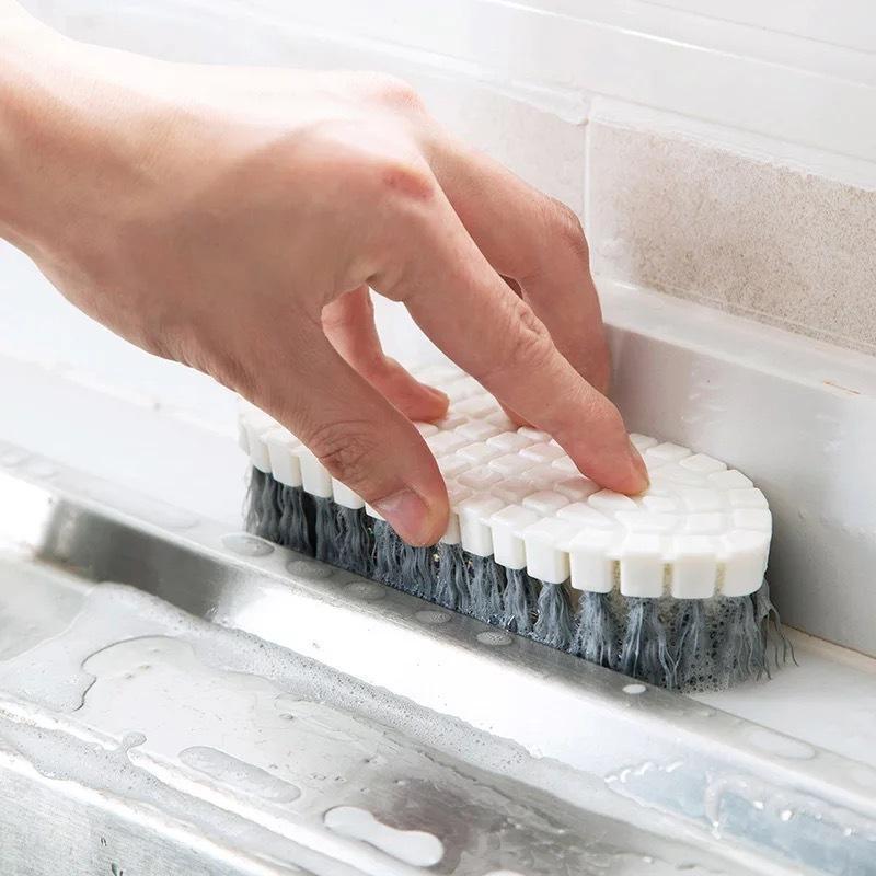 Brush - Multifunctional cleaning brush - Sturdy hand brush with stiff bristles - Multiple flexible brush heads - Suitable for cleaning bathtubs, kitchens, faucets and corners - Set of 2