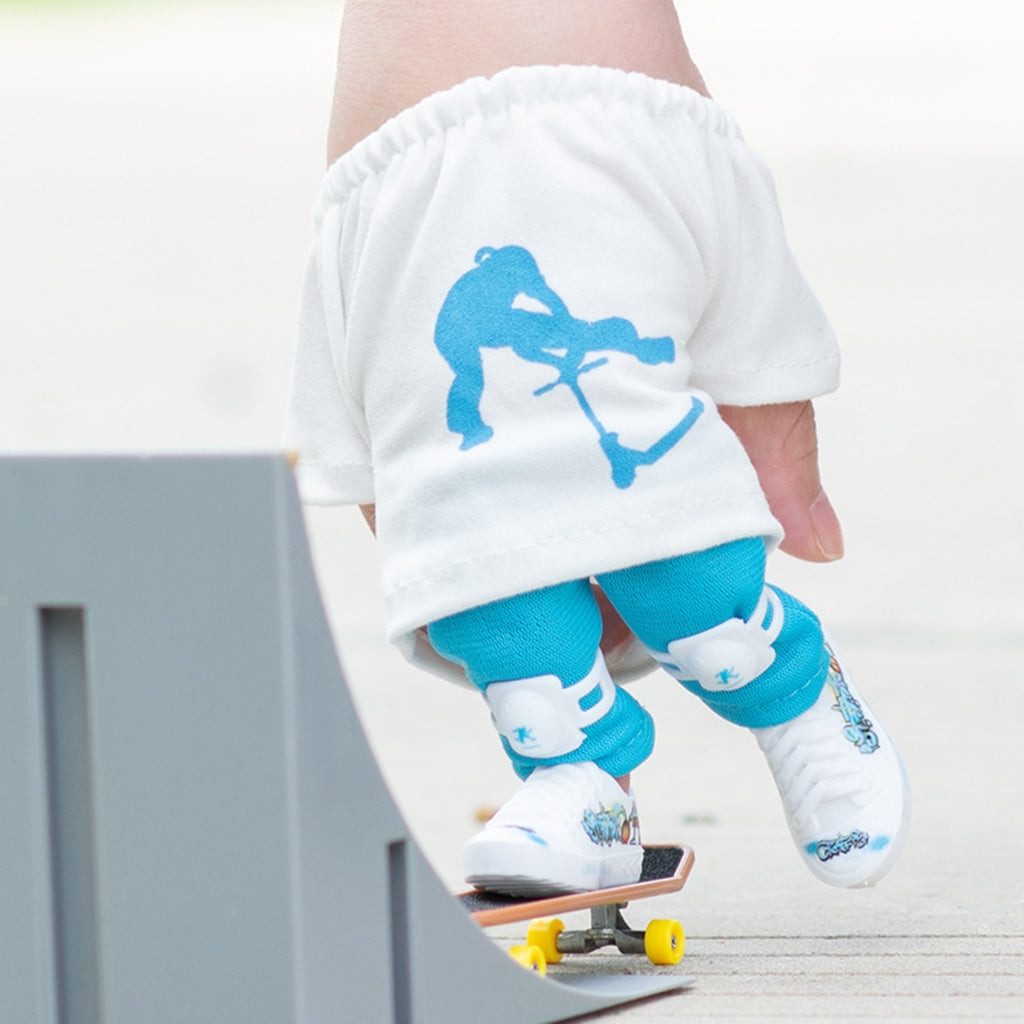 Finger Skateboard With Shoes Mini Scooter Finger Toy Set Gripboard Shoes And Pants Finger Skate Board Mini Skateboard 0.04 Black Series
