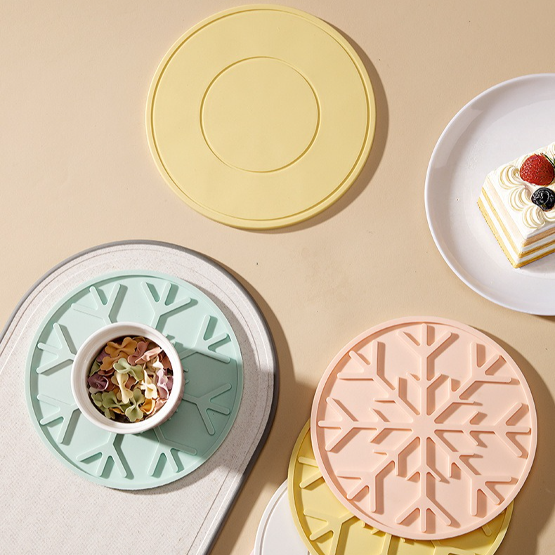 Food-Grade Silicone Heat-Resistant Trivet, 16cm Non-Slip Table Mat, Snowflake Hollow Hot Pot Coaster—Green
