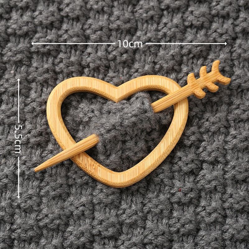 Brooch pin with woodenanimal pattern-Heart