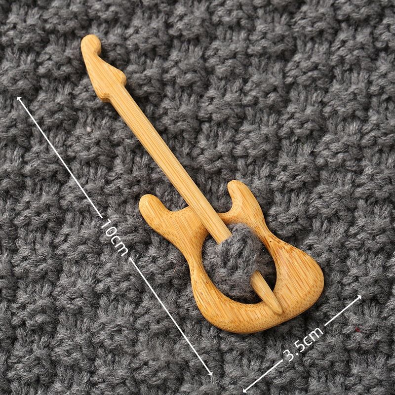 Brooch pin with woodenanimal pattern-Violin