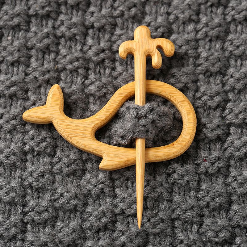 Brooch pin with woodenanimal pattern-Whale
