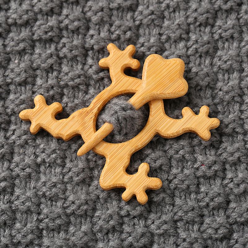 Brooch pin with woodenanimal pattern-Frog
