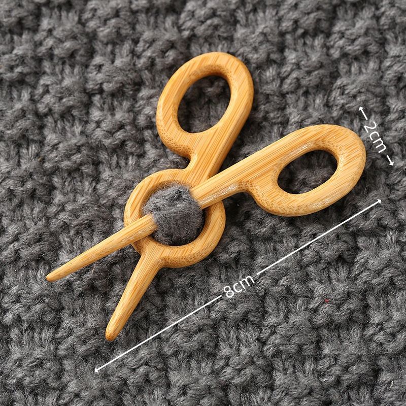 Brooch pin with woodenanimal pattern-Scissors