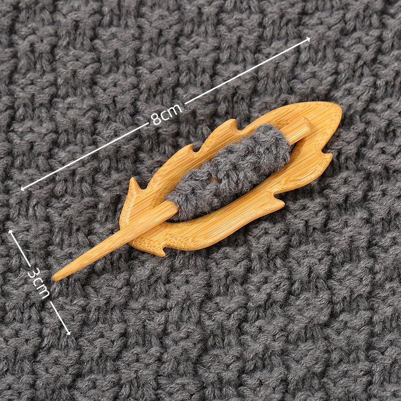 Brooch pin with woodenanimal pattern-Feather