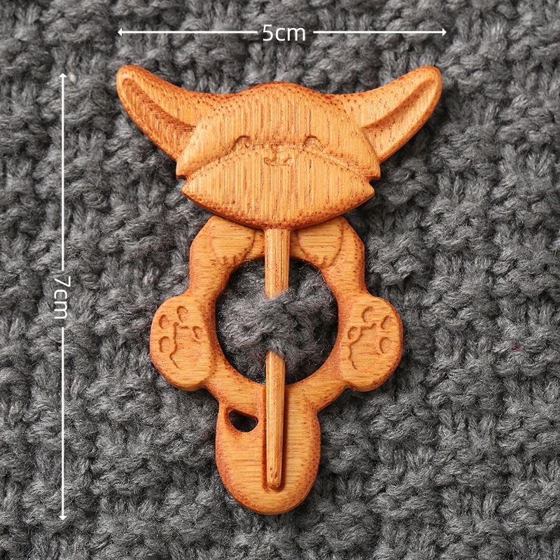 Brooch pin with woodenanimal pattern-Fox
