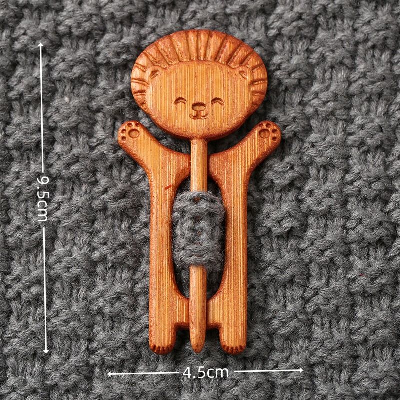 Brooch pin with woodenanimal pattern-Lion