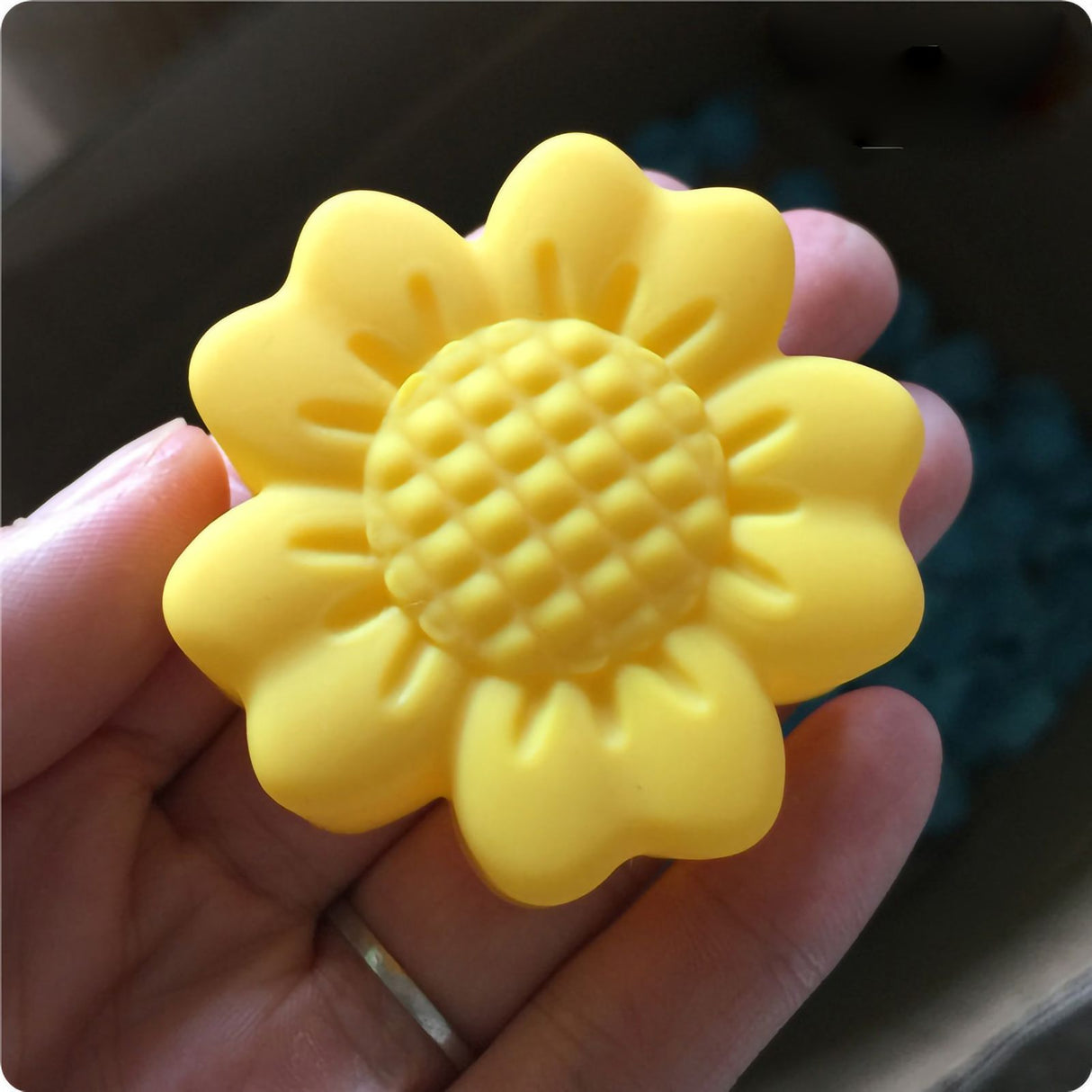12Pcs Chocolate Molds Daisy Shaped Reusable Silicone Baking Molds for Home Kitchen Bakery