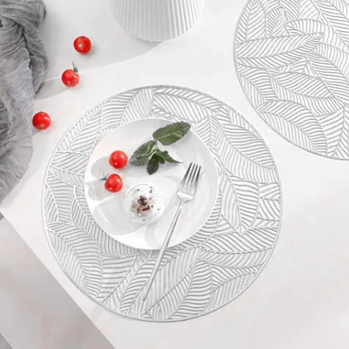 Placemats and Coasters Set Hollow Insulation 6 Pcs Round Dining Table Place Mats and 6 Pcs Leaf Shape Cup Coasters Silver
