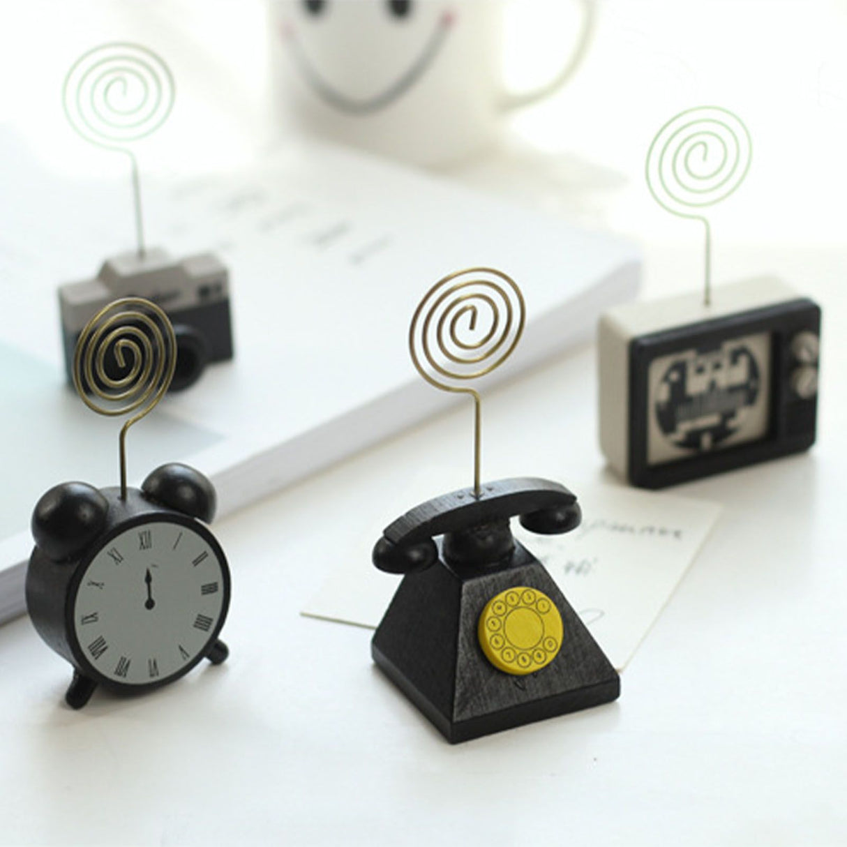 Place Card Holder Cute Shape Retro Wood Table Picture Holder Card Holder Memo Clip Holder for Home and Office TV