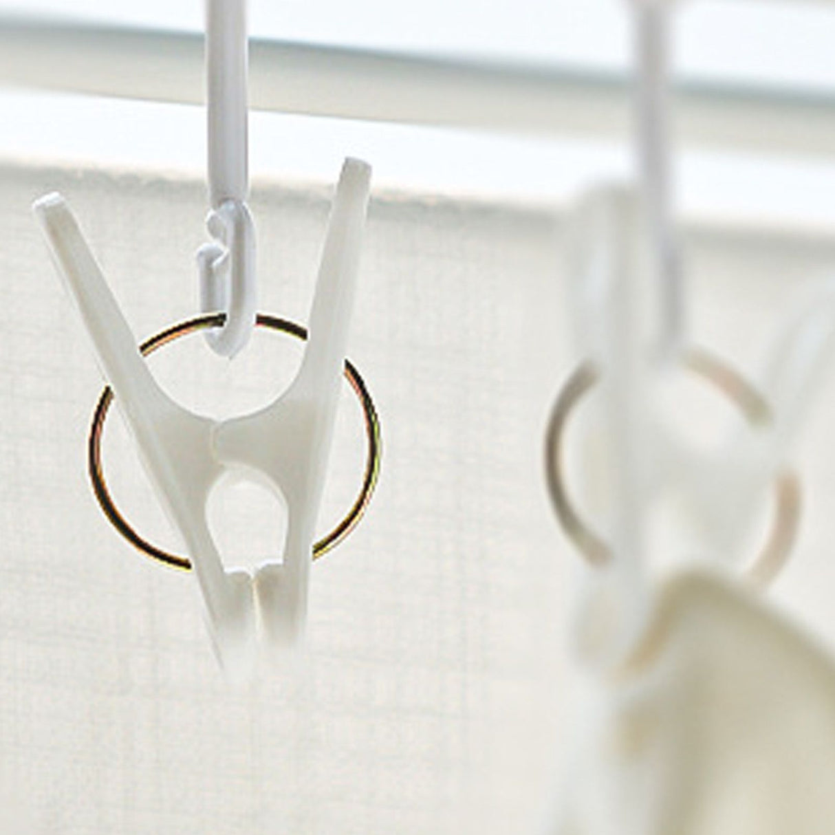Wall Mounted Clothes Drying Rack Folding Telescopic Punch Free Plastic Laundry Rack for Indoor Balcony 530mm 4 Clips