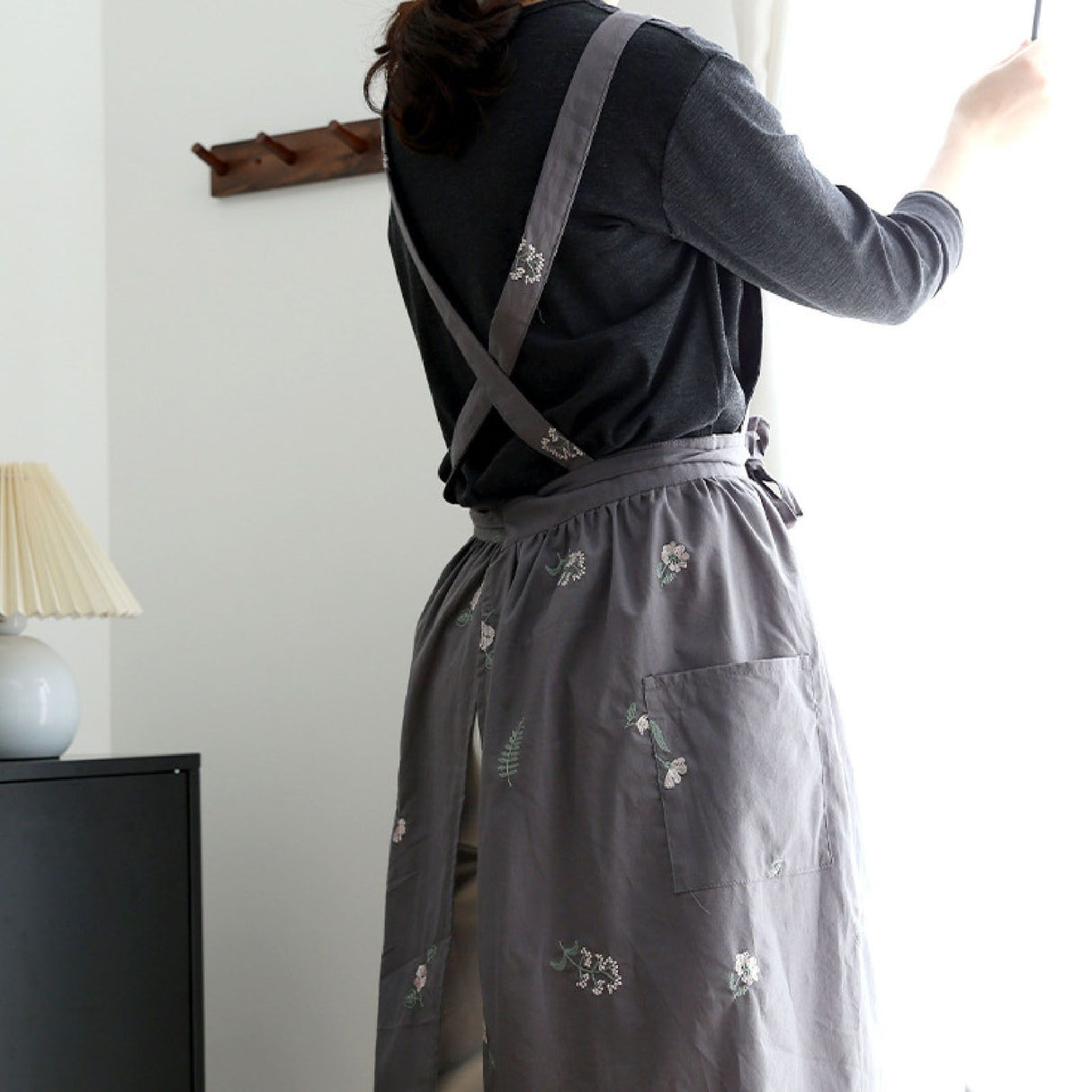 Cooking Apron Flower Embroidery Waterproof Wear Resistant Baking Apron for Coffee Shop Home Dark Grey
