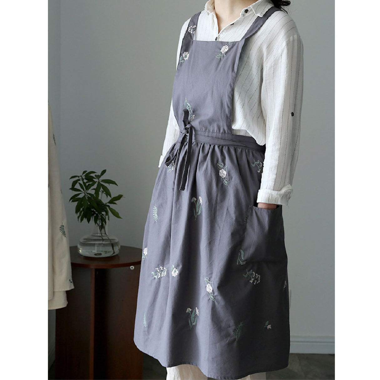 Cooking Apron Flower Embroidery Waterproof Wear Resistant Baking Apron for Coffee Shop Home Dark Grey