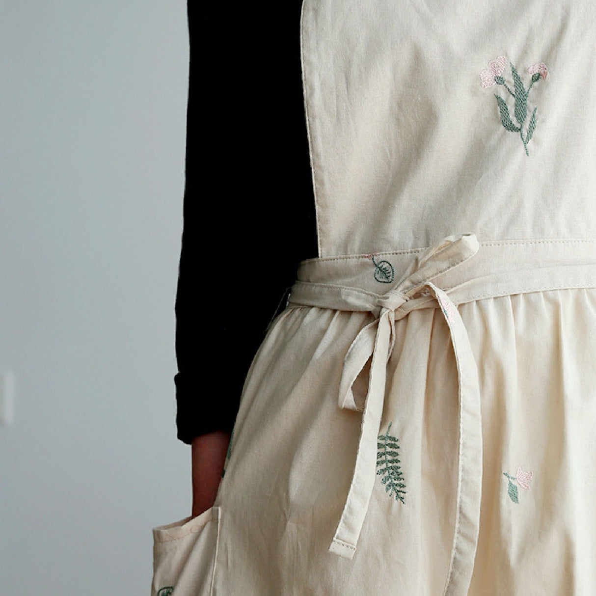 Cooking Apron Flower Embroidery Waterproof Wear Resistant Baking Apron for Coffee Shop Home Cream