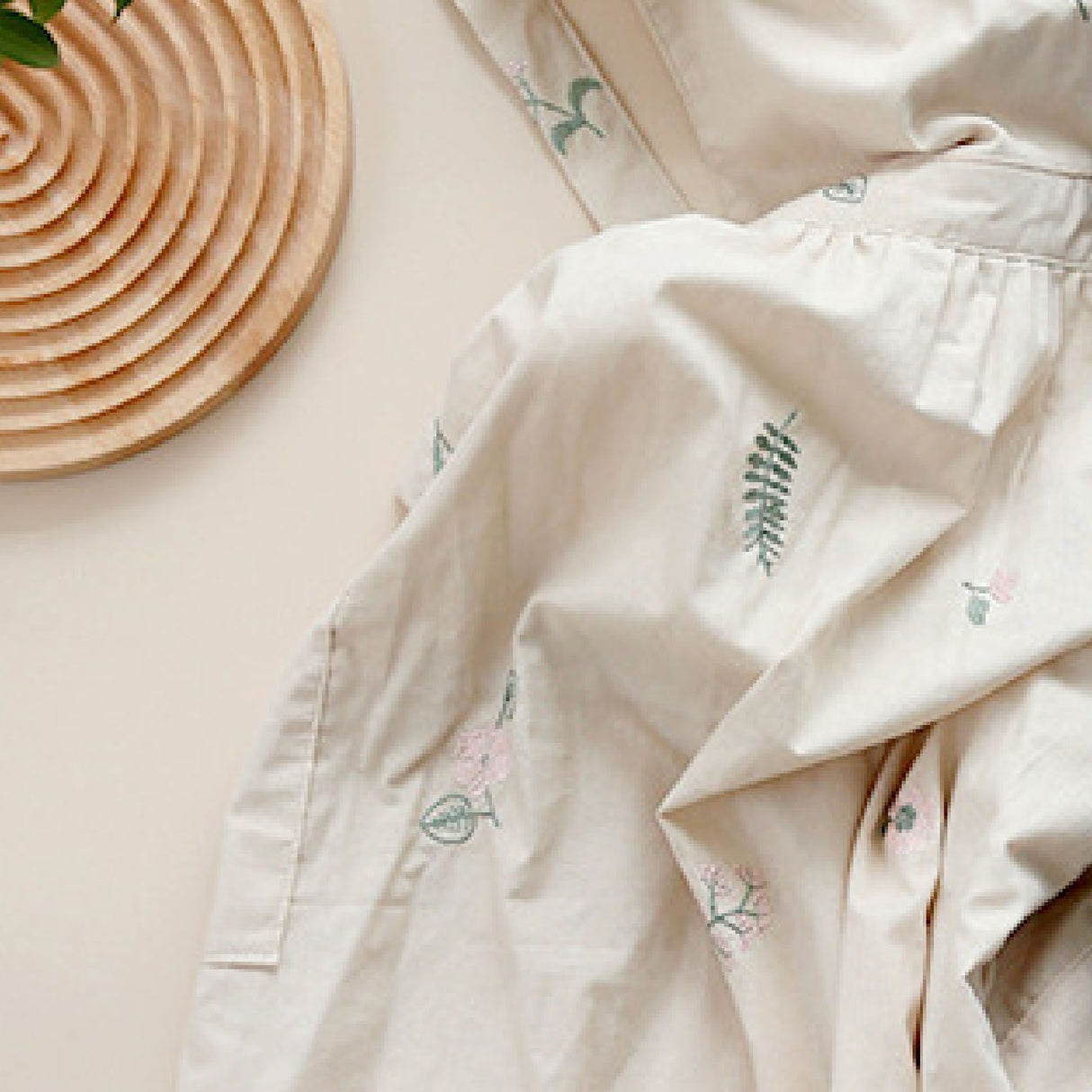 Cooking Apron Flower Embroidery Waterproof Wear Resistant Baking Apron for Coffee Shop Home Cream