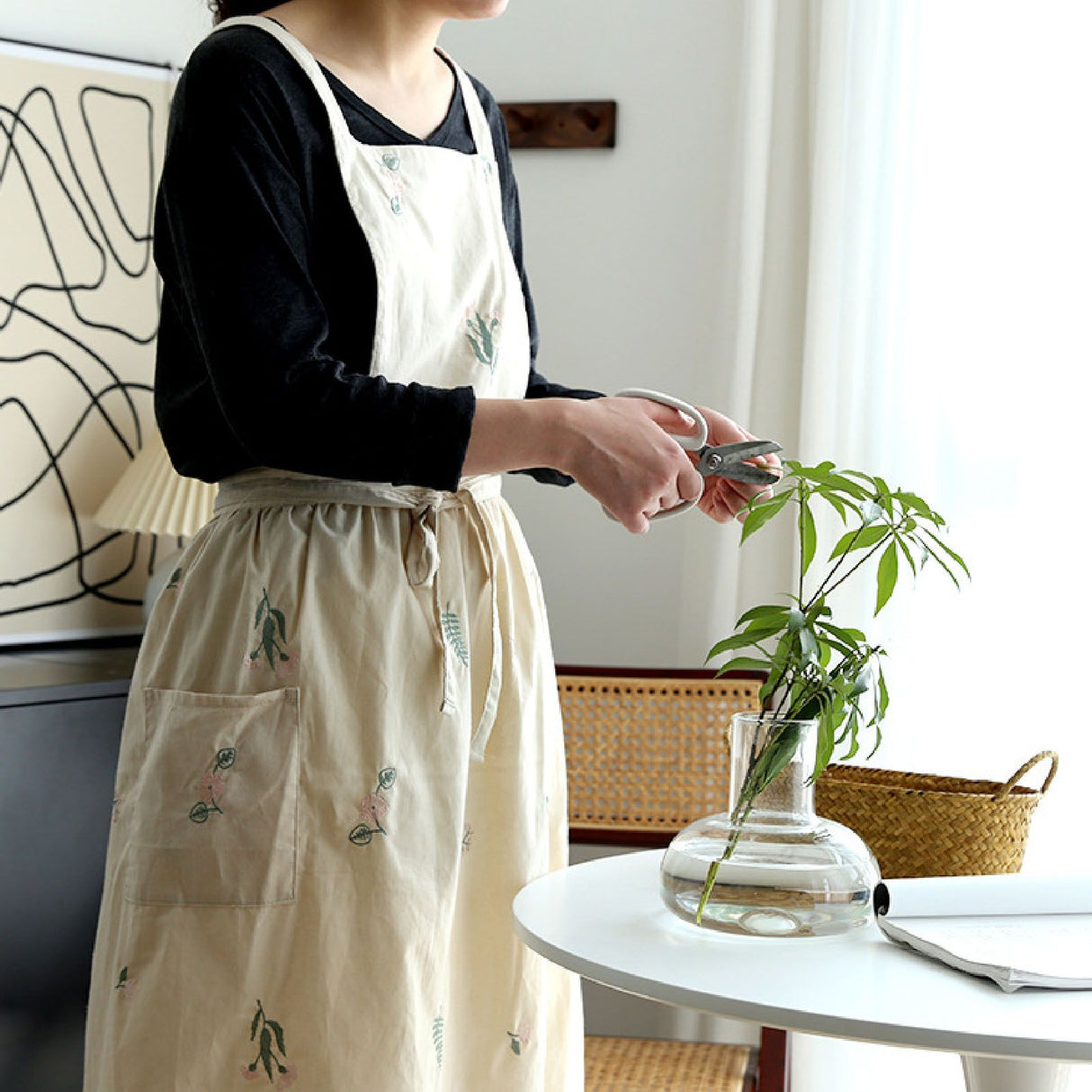 Cooking Apron Flower Embroidery Waterproof Wear Resistant Baking Apron for Coffee Shop Home Cream