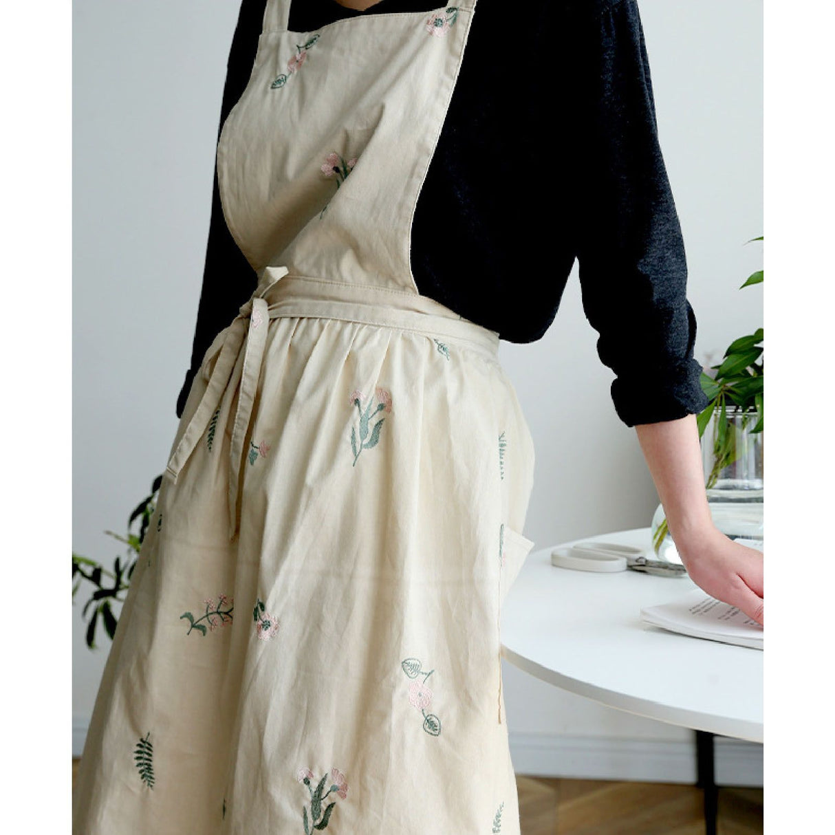 Cooking Apron Flower Embroidery Waterproof Wear Resistant Baking Apron for Coffee Shop Home Cream