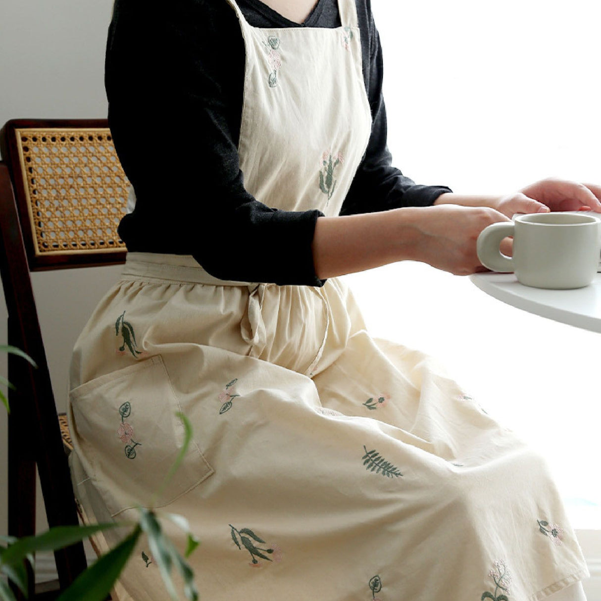 Cooking Apron Flower Embroidery Waterproof Wear Resistant Baking Apron for Coffee Shop Home Cream