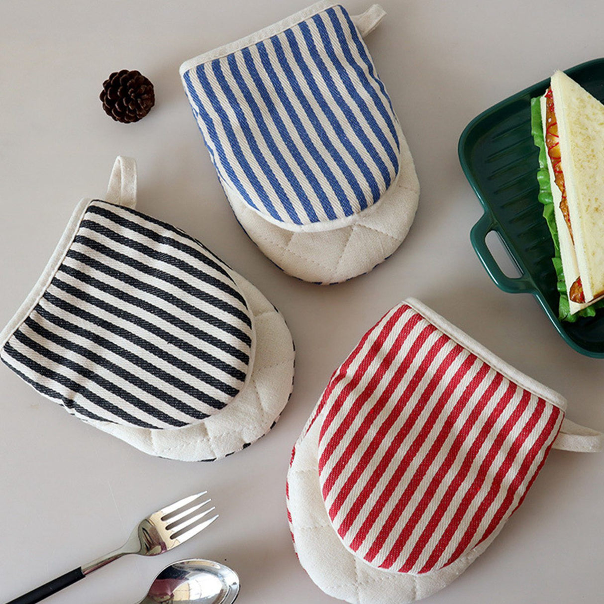 Microwave Oven Gloves Heat Resistant Stripe Pattern Thick Cotton Oven Mitts with Lanyard Red