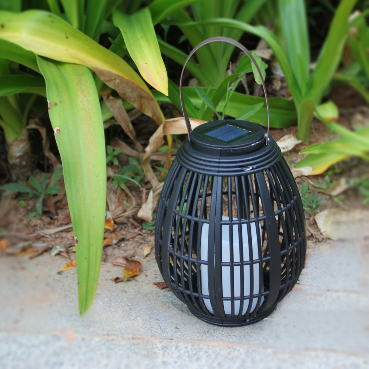 Solar Garden Lantern LED Outdoor Solar Lantern Waterproof Decorative Rattan Lantern For Patio Pathway Courtyard