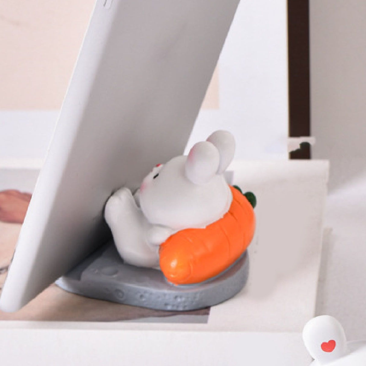 Cute Rabbit Cell Phone Stand Cartoon Resin Bunny Phone Holder Desk for Student Room Decoration Carrot