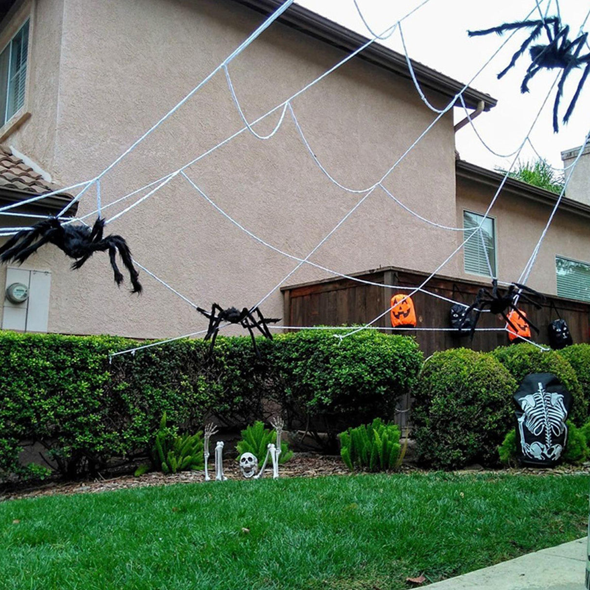 Giant Fake Spider Lifelike Halloween Posable Black Soft Hairy Fake Spiders Scary Decorations for Yard Home 90cm