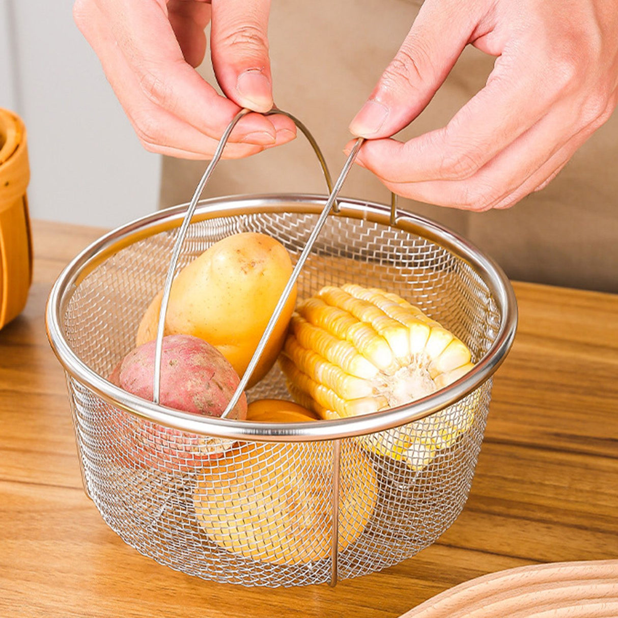 Mesh Steaming Basket Stainless Steel Comfortable Handles Heat Resistant Steaming Basket for Cooking Kitchen 20x21cm
