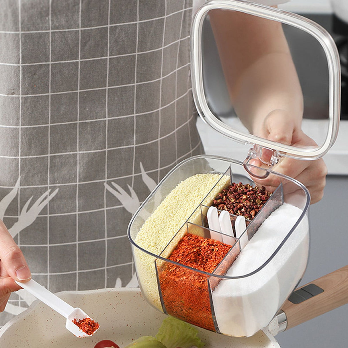 Seasoning Box 4 Compartments Transparent Window Strong PET Seasoning Jar with 4 Spoons for Home Kitchen Cooking White