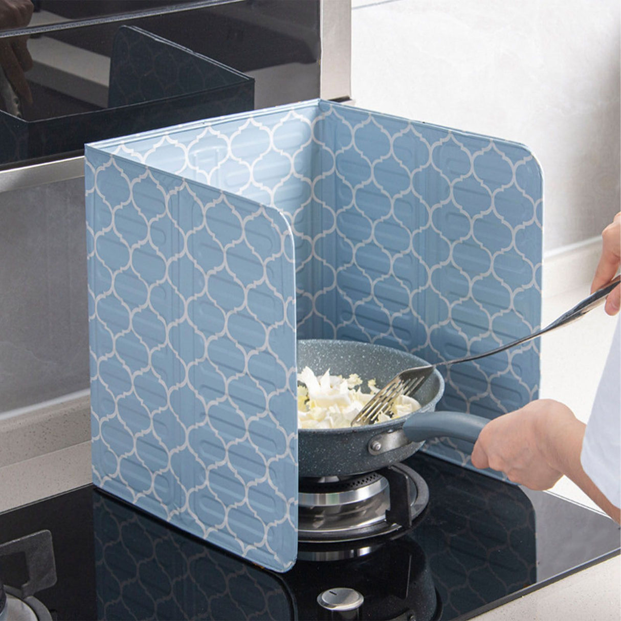 Oil Splash Baffle Foldable Heat Resistant Aluminum Foil Cooking Splashproof Guard for Kitchen Frying Pan Blue