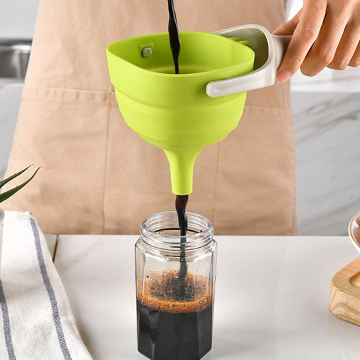 Kitchen Funnel Foldable Silicone Funnel Dispenser 4.1in Wide Mouth Handheld Funnel for Oil Wine