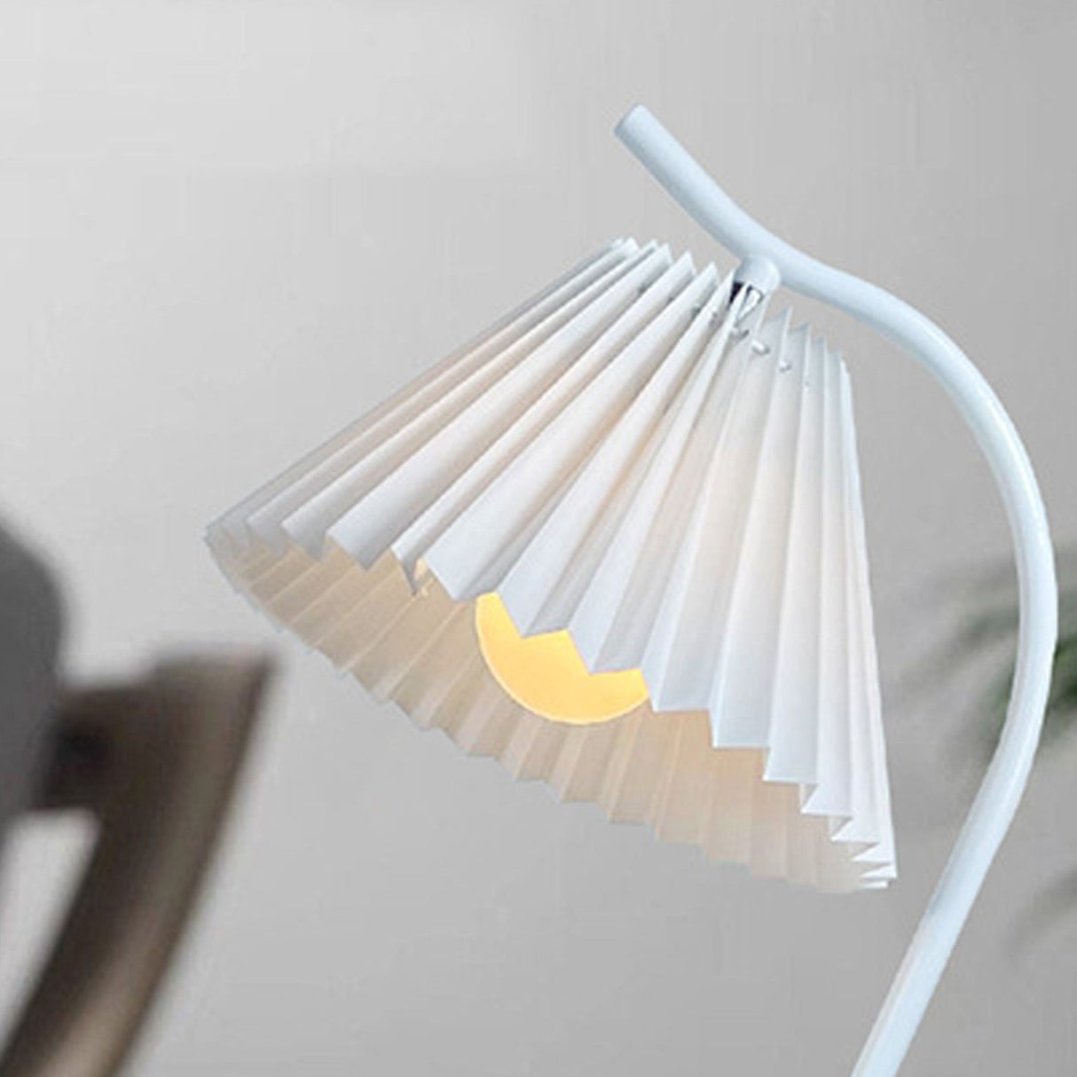 Table Lamp with Cloth Pleated Lampshade Metal Modern Nightstand Bedside Lamp for Bedroom Living Room White