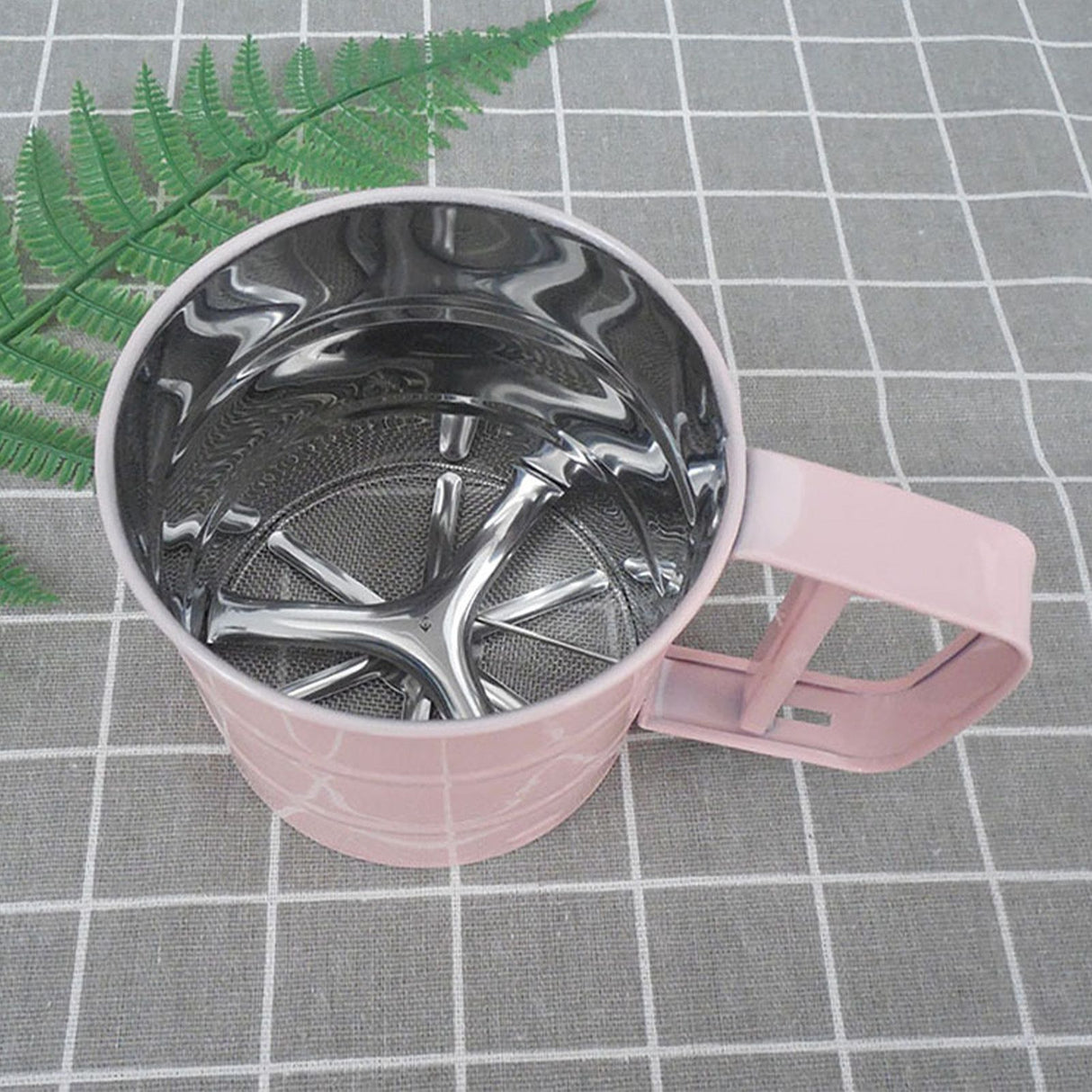 Flour Sifter Stainless Steel Corrosion Resistant Safe Odorless Beautiful Handheld Baking Flour Mesh Sieve Pink
