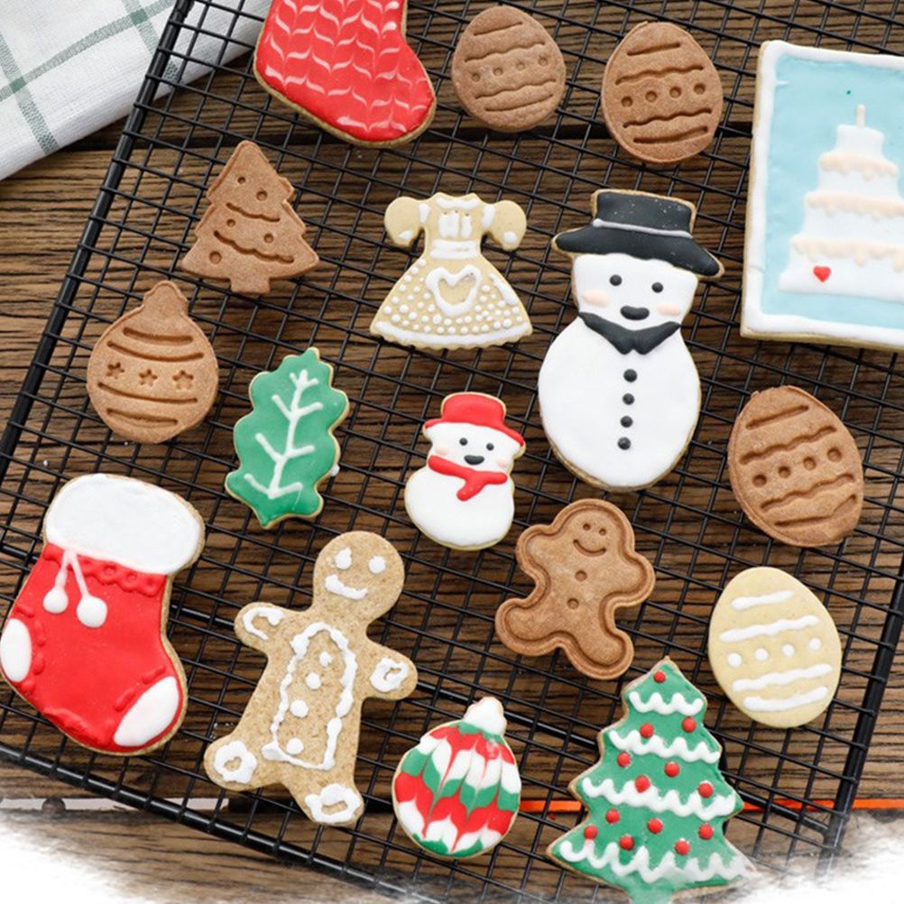4 Pcs Christmas Biscuits Cutters Set Christmas Tree Snowman Gingerbread Egg Stamper Spring Loaded Handle Cutter