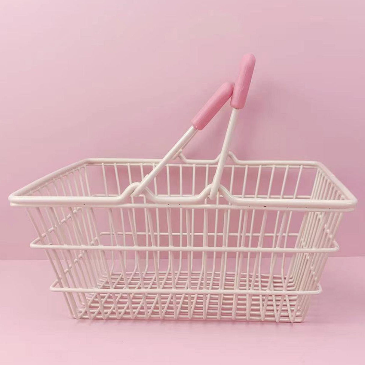 Table Storage Basket Iron Sturdy Stable Healthy Oil Paint Beautiful Portable Storage Basket for Bedroom 18x13 5x9cm