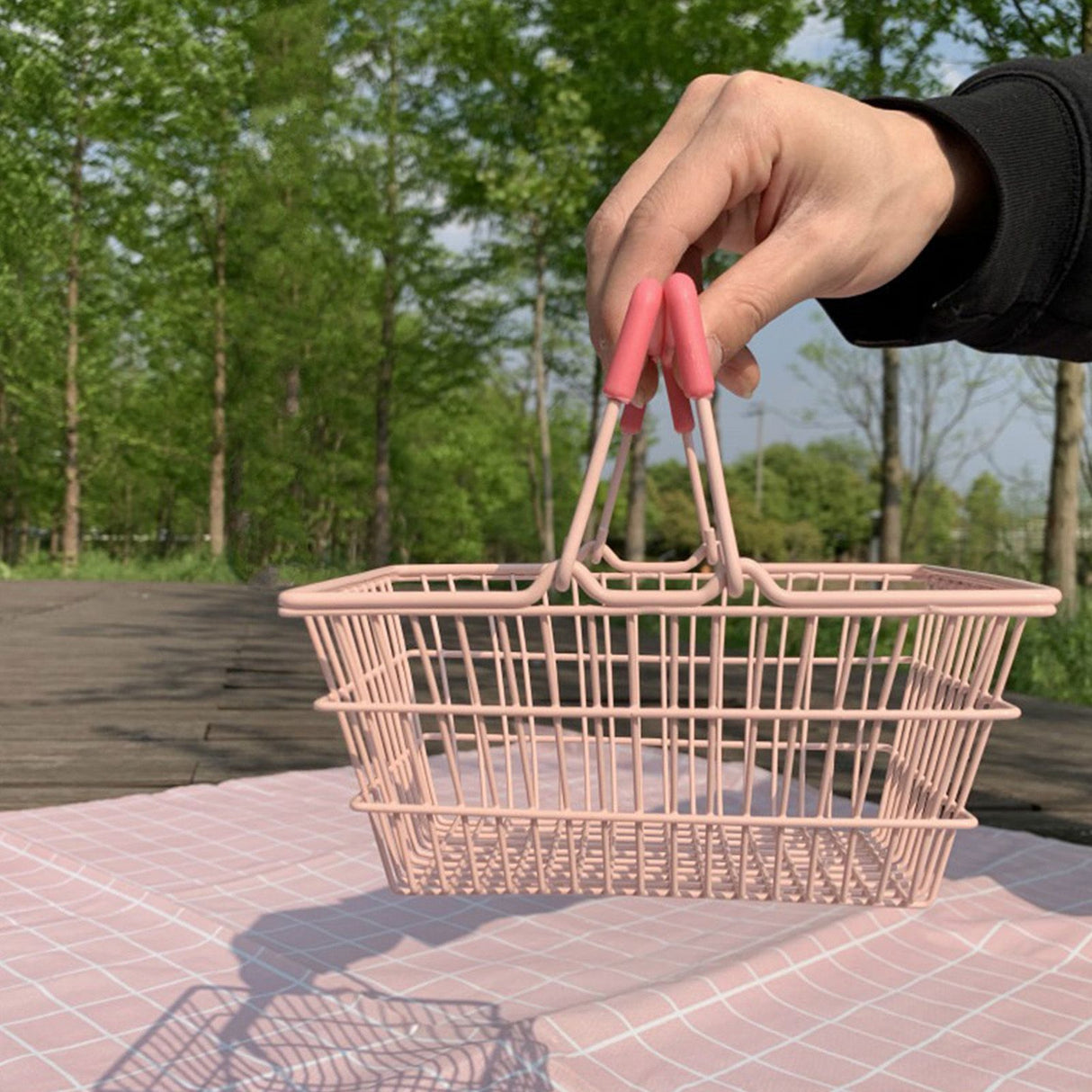 Table Storage Basket Iron Sturdy Stable Healthy Oil Paint Beautiful Portable Storage Basket for Bedroom 18x13 5x9cm