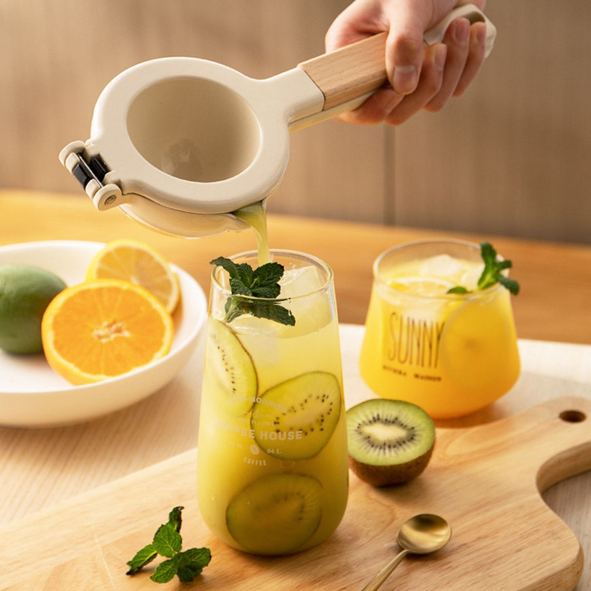 Citrus Juicer Strong Metal Wooden Handle Ergonomic Design Food Grade Coating Hand Juicer White (Wooden Handle)