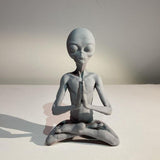 Garden Art Sculpture Meditating Statue Extraterrestrial Figurines for Indoor Outdoor Home Office Garden Lawn Decor - 45-Degree Angle